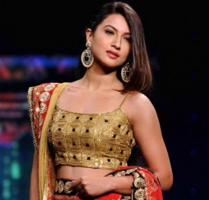 Berpakaian Seksi Presenter Cantik Gauhar Khan Ditampar Penonton Boombastis