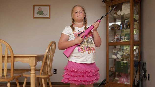 Anak Perempuan Amerika Serikat Boleh Punya Pistol Sungguhan