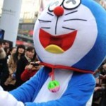 Romantis-dan-Cute,-Melamar-Pakai-Kostum-Doraemon