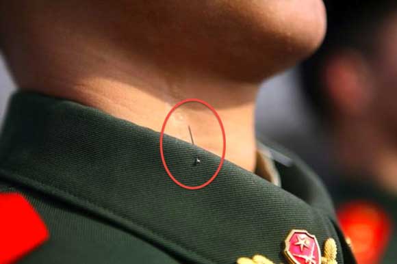Jarum Pentul di Kerah Baju Tentara