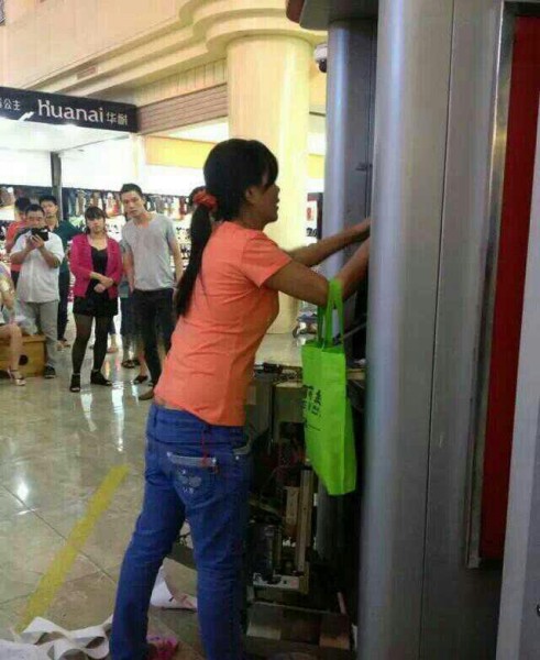 Kartu ATM Tertelan, Wanita Ini Obrak-Abrik Mesin ATM 3
