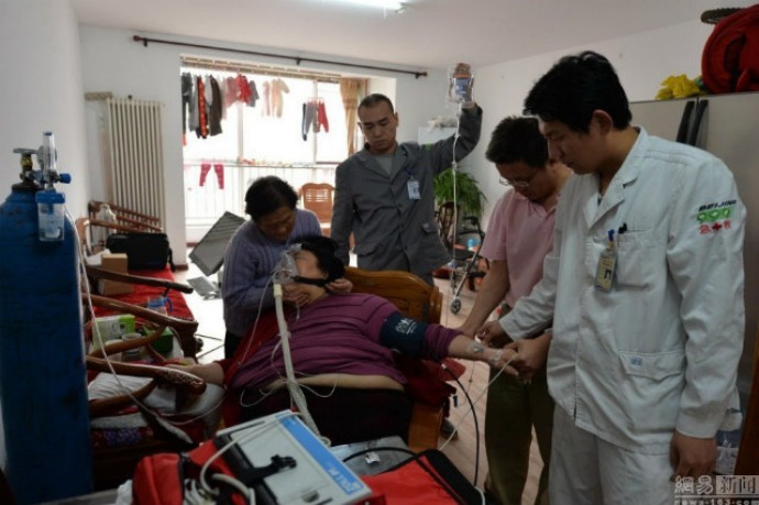 Ketegangan 7 Orang Angkat Pasien 150 kg Dari Lantai 5 (c) Shanghaiist
