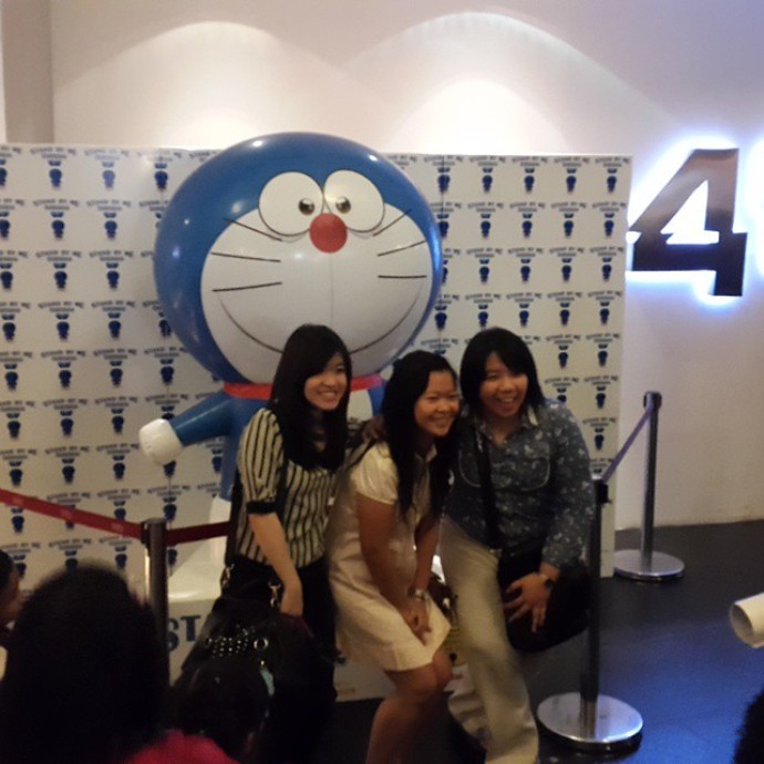 Berfoto Dengan Patung Doraemon - (c)mokinoid