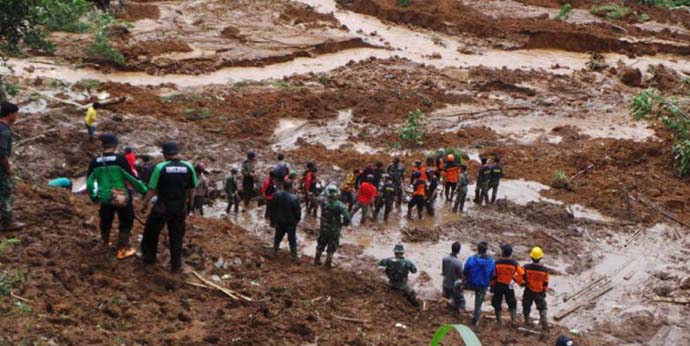 Presiden Joko Widodo Meninjau Lokasi Bencana Tanah Longsor Banjarnegara