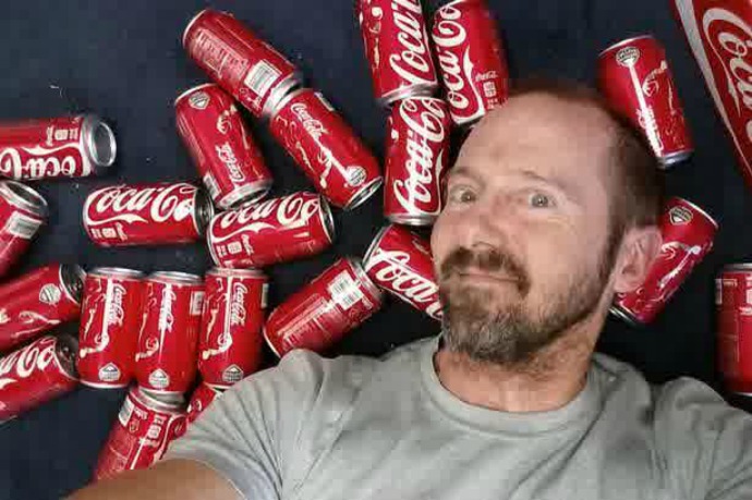 Tiap Hari Minum 10 Coca Cola, Lihatlah Berat Badan Pria Ini! (1)