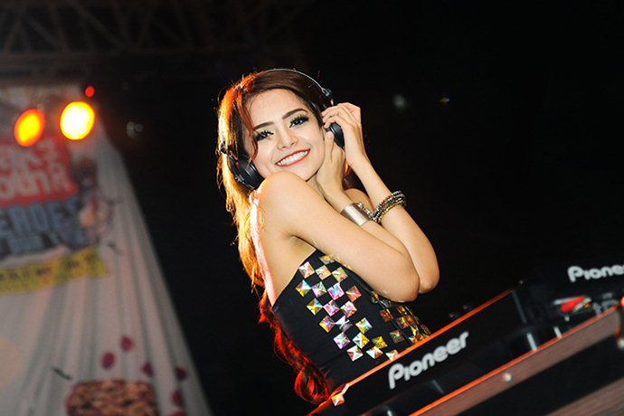 Ini Dia 5 DJ Indonesia Yang Cantik Dan Hot (DJ Yasmin)
