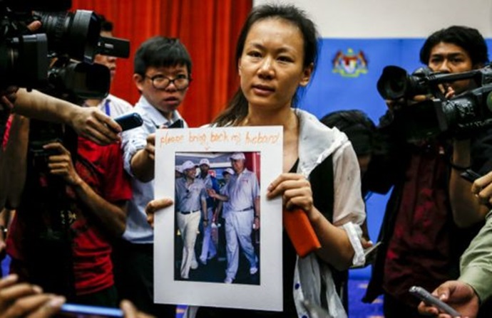Istri korban MH370 membawa foto suaminya yang hingga kini belum ditemukan