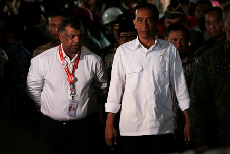 Indonesia's President Joko Widodo (R) walks beside AirAsia's CEO Tony Fernandes after meeting with family members of passengers onboard AirAsia flight QZ8501 in Juanda International Airport, Surabaya December 30, 2014. Indonesian rescuers searching for an AirAsia plane carrying 162 people pulled bodies and wreckage from the sea off the coast of Borneo on Tuesday, prompting relatives of those on board watching TV footage to break down in tears. Indonesia AirAsia's Flight QZ8501, an Airbus A320-200, lost contact with air traffic control early on Sunday during bad weather on a flight from the Indonesian city of Surabaya to Singapore. REUTERS/Beawiharta (INDONESIA - Tags: DISASTER ENVIRONMENT POLITICS BUSINESS TPX IMAGES OF THE DAY)