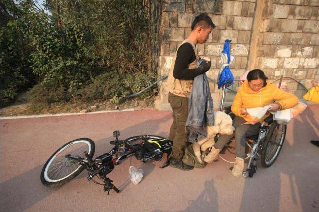 Meski Dengan Kursi Roda, Pasangan Romantis Ini Akan Keliling China 3 SHANGHAIIST