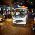 Mobil ambulans yang membawa jenazah terpidana mati Daniel Enemuo melintas di dermaga penyeberangan Wijayapura, Cilacap, Jawa Tengah, Minggu (18/1) dini hari