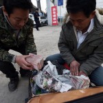 Uang 260 juta di dalam tas kulit (copyright shanghaiist.com)