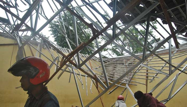 atap sekolah ambruk
