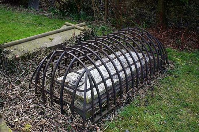 Kuburan dengan sangkar dari logam besi