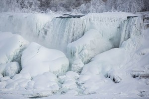 Pemandangan Air Terjun Niagara membeku (c)REUTERS/Lindsay DeDario