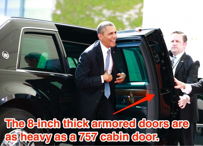 Obama keluar dari mobilnya | copyright viralnova.com