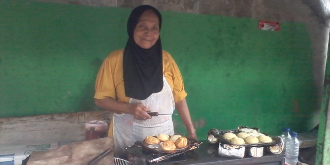 Nenek Zubaedah menjual martabak telor di dekat kampus UIN Jakarta | copyright Merdeka.com