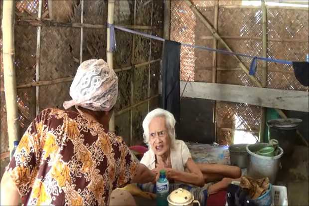 Nenek Sariati tinggal sebatang kara di gubug bekas kandang kambing (c) Sindo/Eddie Prayitno
