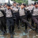 Para polisi di depan PN Jaksel menari setelah BG dinyatakan menang persidangan
