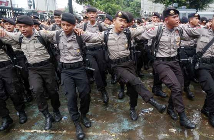 Para polisi di depan PN Jaksel menari setelah BG dinyatakan menang persidangan