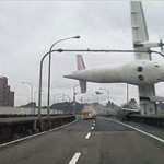 Pesawat Transasia GE 235 yang jatuh ke sungai di Taipei (c)@Missxoxo168