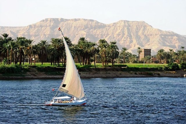Tur Melintas Sungai Nil (panoramio)