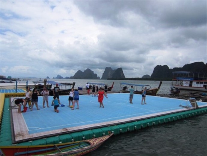 Turis-turis di Lapangan Bola Pulau Panyi (wolrdnomads.com)