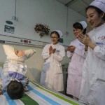 Xiaofeng yang ngedance di atas ranjang rumah sakit