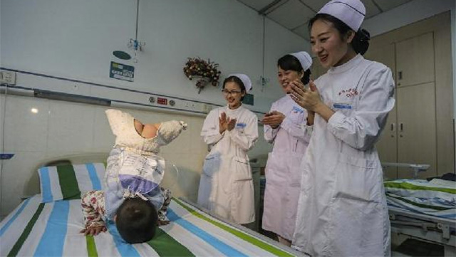 Xiaofeng yang ngedance di atas ranjang rumah sakit