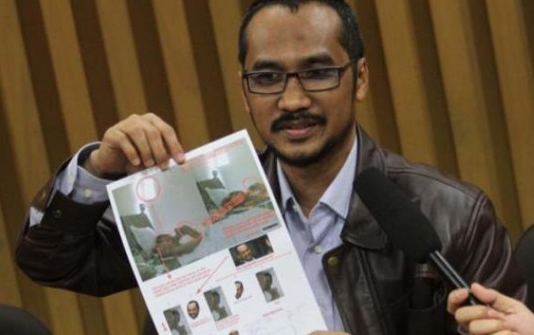 Abraham Samad memperlihatkan foto hasil analisa tim forensik (c) liputan6dotcom/Sugeng Triono