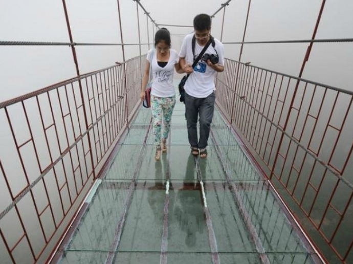 Wisatawan yang takut ketinggian akan dibantu oleh pemandu (c) China News