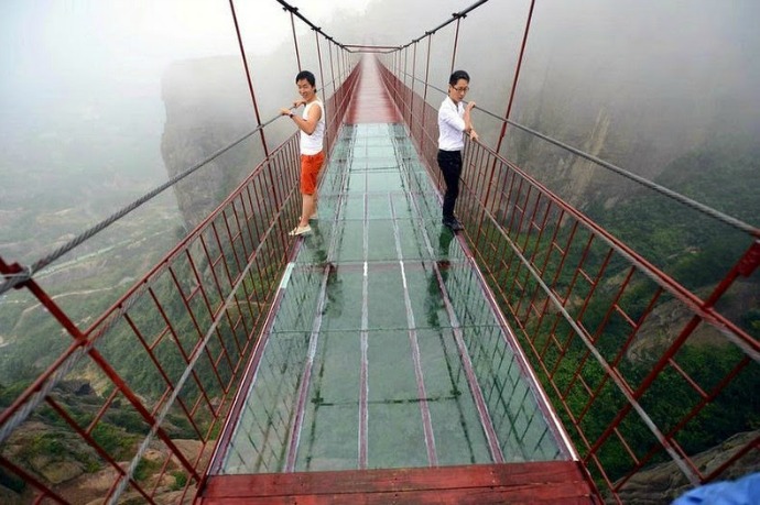 Jembatan Gantung beralaskan Kaca di China (c) China News