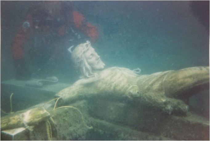 Patung Kristus yang Diletakkan di Dasar Danau untuk Menghormati Para Penyelam yang Meninggal (C)Viralnova