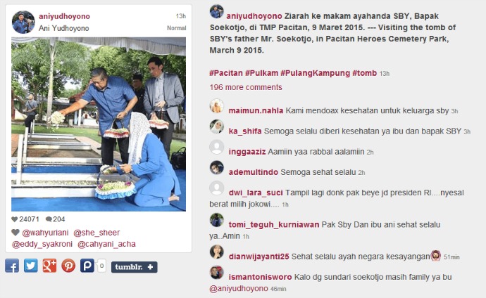 SBY beserta Ibu Ani Yudhoyono dan Anak Bungsunya menabur bunga di makam ayahanda SBY (c) Instagram
