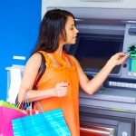 Mengambil Uang di Mesin ATM