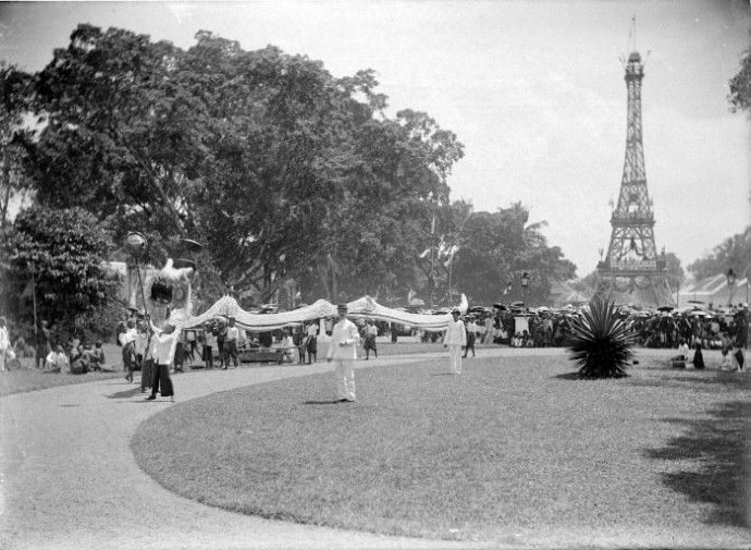 Replika Menara Eiffel di Tasikmalaya (c) wikipedia