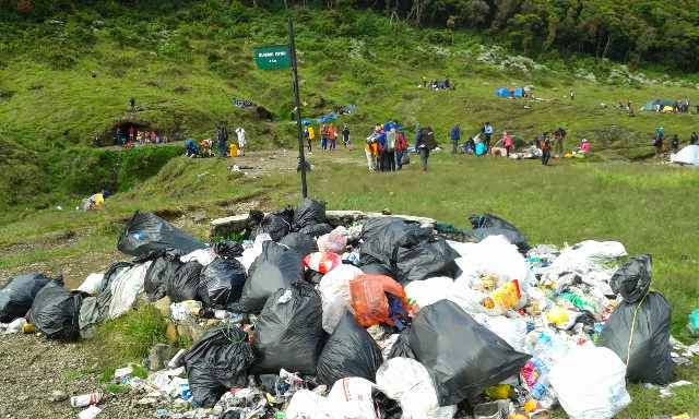 Sampah di Gunung Gede (via)xplorewisata