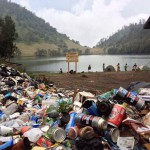 Sampah di Ranu Kumbolo (via)wisatagunung