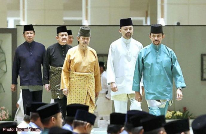 Sultan Hassanal Bolkiah (Biru) Dan Pangeran Abdul Malik (Putih) - (c)asiaone.com