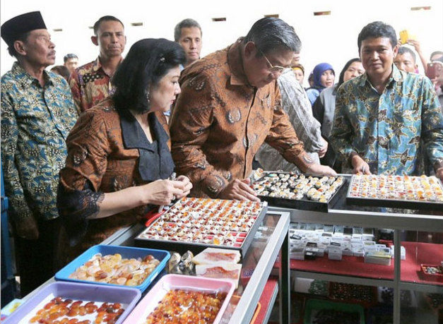 Ibu Ani dan Bapak SBY sedang memilah-milah batu akik
