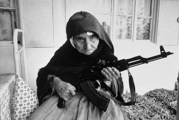 Nenek berusia 106 tahun melindungi rumahnya senjata api
