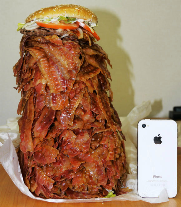 Burger super bacon, tapi bagaimana makannya ya? via Rocketnews24