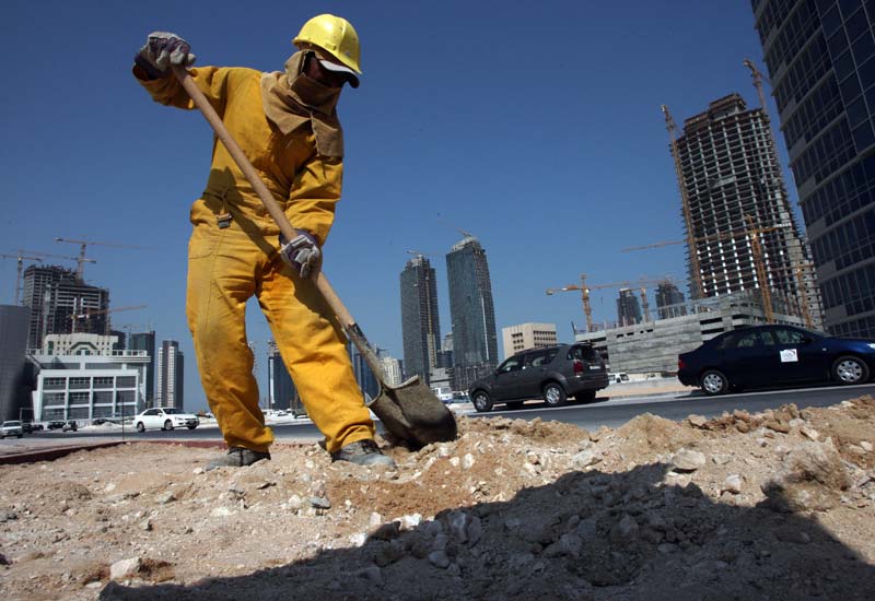 Pria yang tengah bekerja di Qatar