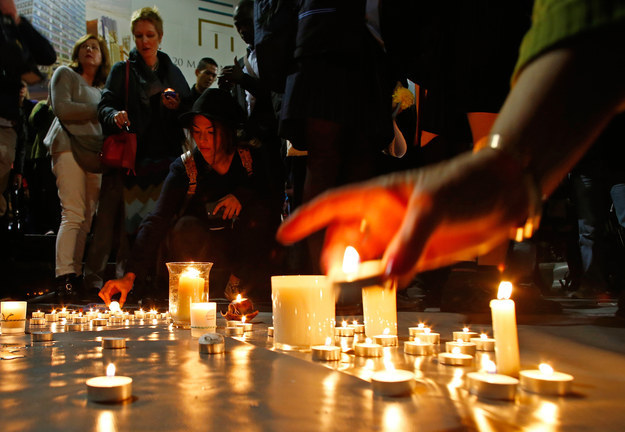 Aksi Menyalakan Lilin di Australia (via)Buzzfeed