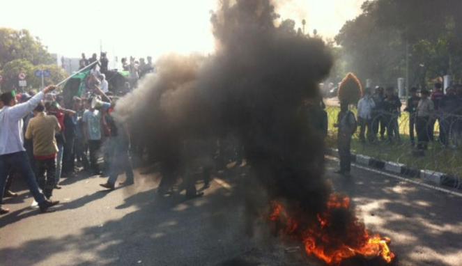 Demo 20 Mei Diwarnai Dengan Aksi Membakar Ban Bekas via viva