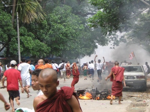Kerusuhan Pasca Naiknya Harga BBM di Myanmar [image source]