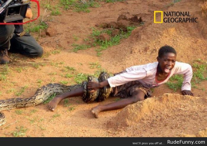 Anak yang digigit ular [Image Source]