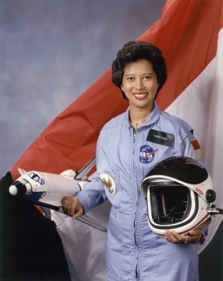 Satu-Satunya Astronot Wanita di Indonesia (via) wikipedia