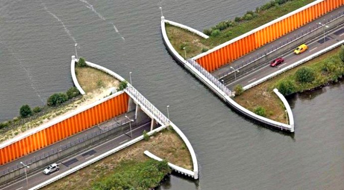 Jembatan Air Veluwemeer via Amusingplanet