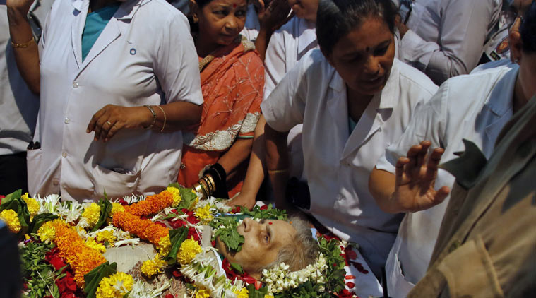 Ritual doa pemakaman Aruna di Mumbai [Image Source]