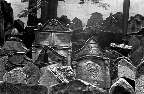 Makam Tua Yahudi di Praha via List 25